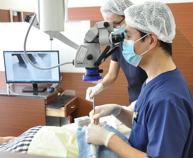 マイクロスープ（手術用顕微鏡）を用いた歯の神経治療（根管治療）